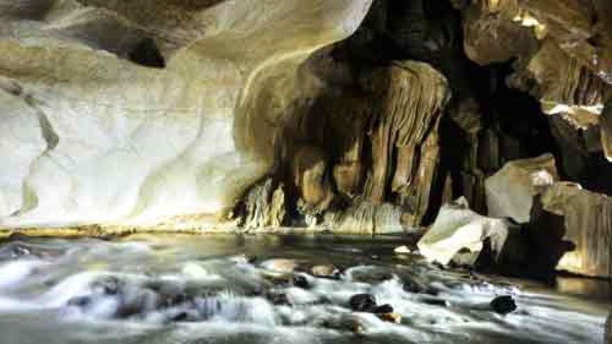 Stunning cave discovered in Bac Kan province
