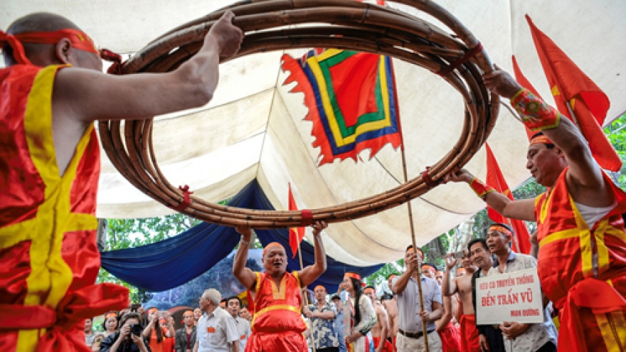 Thrilling sit-down tug-of-war game in Hanoi