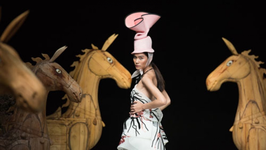 Models charming in Hung Viet’s latest collection
