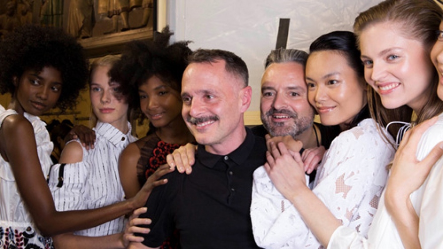Thanh Thao sparkles at Paris Fashion Week