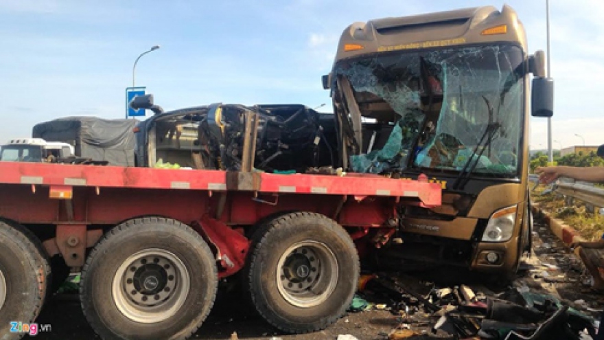 At least 1 killed, 17 injured in multiple tour bus, semi-truck crash 