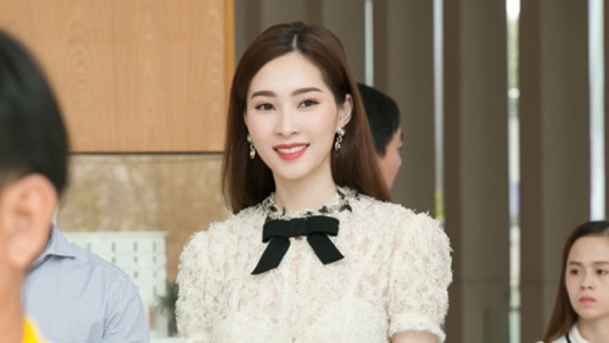 Thu Thao looks ‘red hot’ in white lace dress