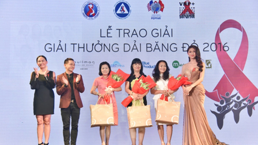 Thanh Tu attends HIV/AIDS awards in HCM City 