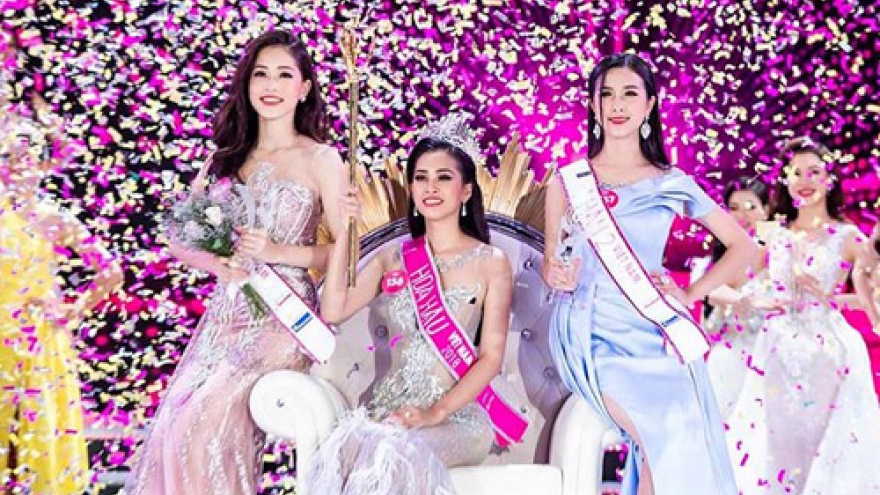 
        Tran Tieu Vy crowned Miss Vietnam 2018
                          
                      