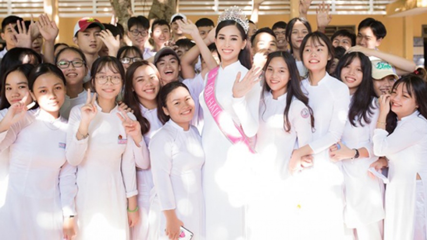 Miss Vietnam 2018 Tieu Vy visits former school in Quang Nam