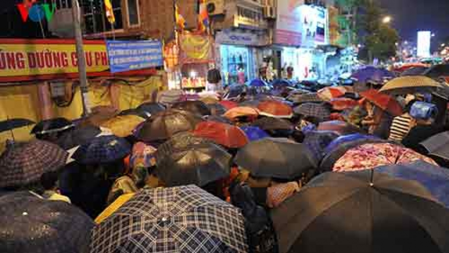Thousands crowd Phuc Khanh Pagoda in the rain on Vu Lan Festival