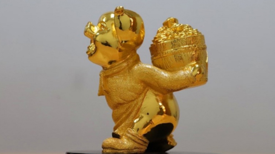 Pig-shaped golden gifts prove popular with the Lunar New Year fast approaching