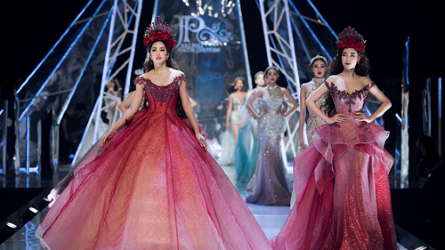 Tieu Vy sparkles in design by Anh Thu