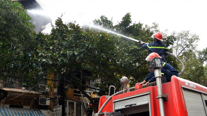 Midday fire destroys interior of Hanoi residence