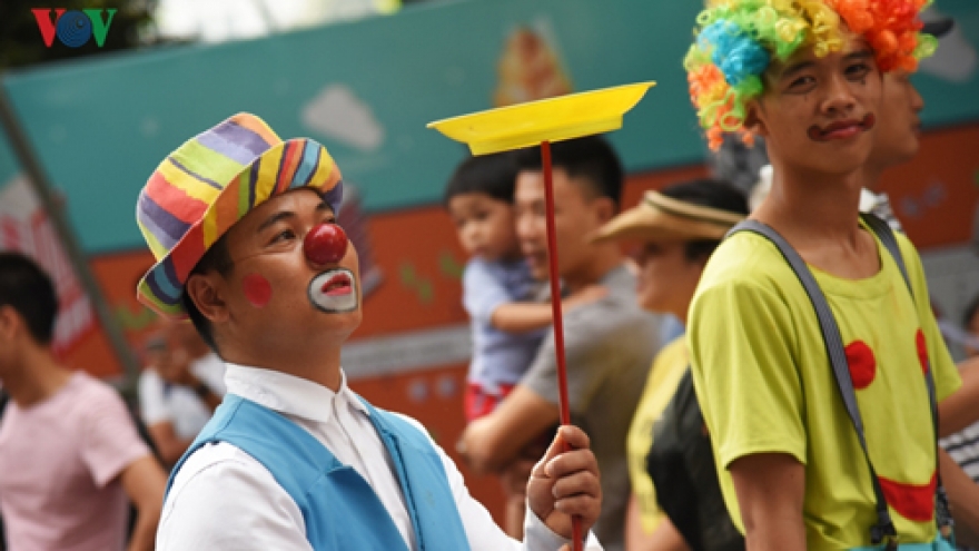 Circus march hits Hoan Kiem’s pedestrian streets
