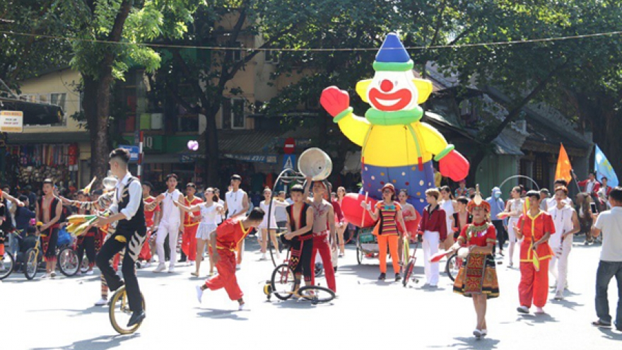 Circus performances excite crowds throughout Hoan Kiem pedestrian street zone