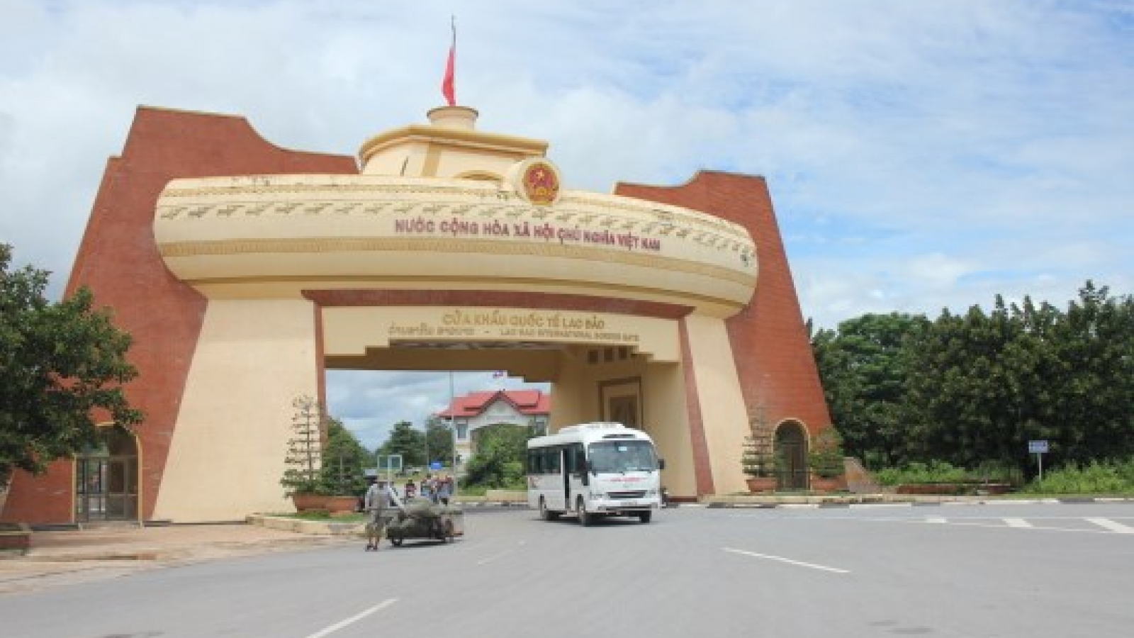 3,000 Vietnamese labourers in Laos return home