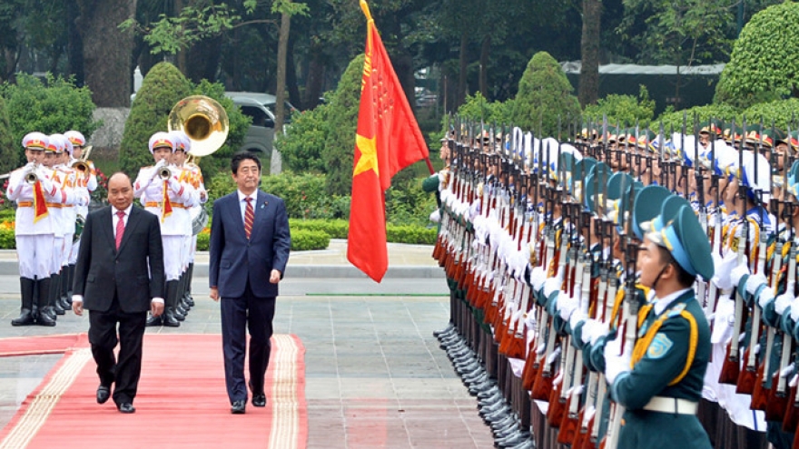Japanese Prime Minister Shinzo Abe pays official visit to Vietnam