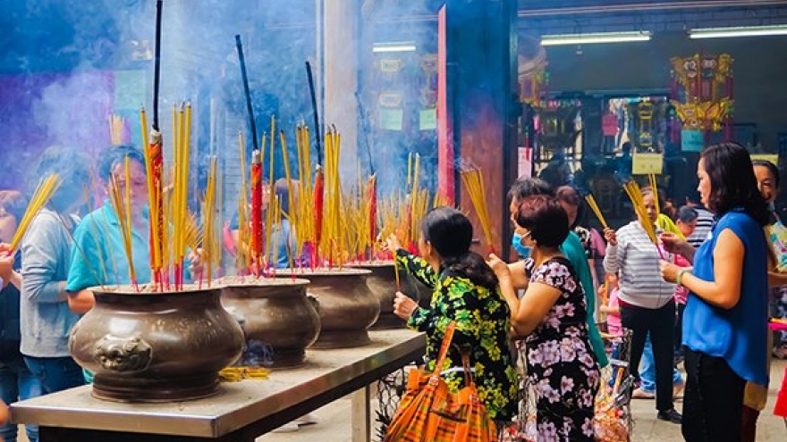 Pagodas overwhelmed with pilgrims during Lunar New Year holiday
