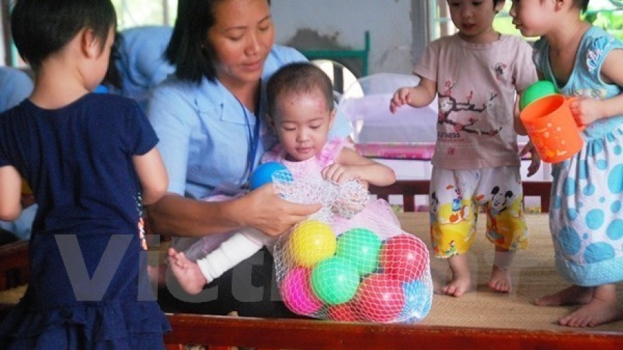 Quang Tri presents gifts to the disabled