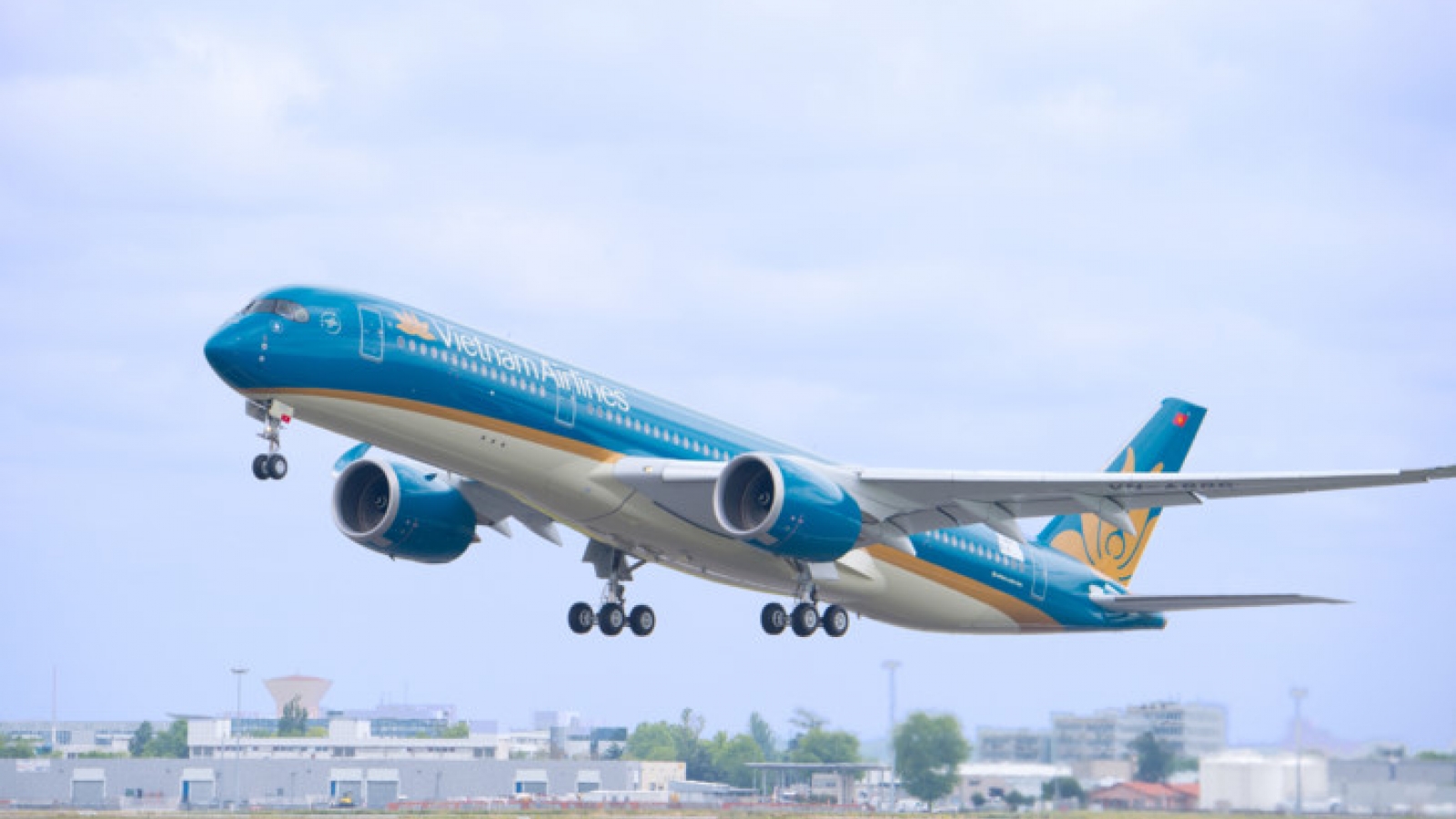 Vietnam Airlines offers free ground transport for Vietnamese fans at AFC U-23 Champs