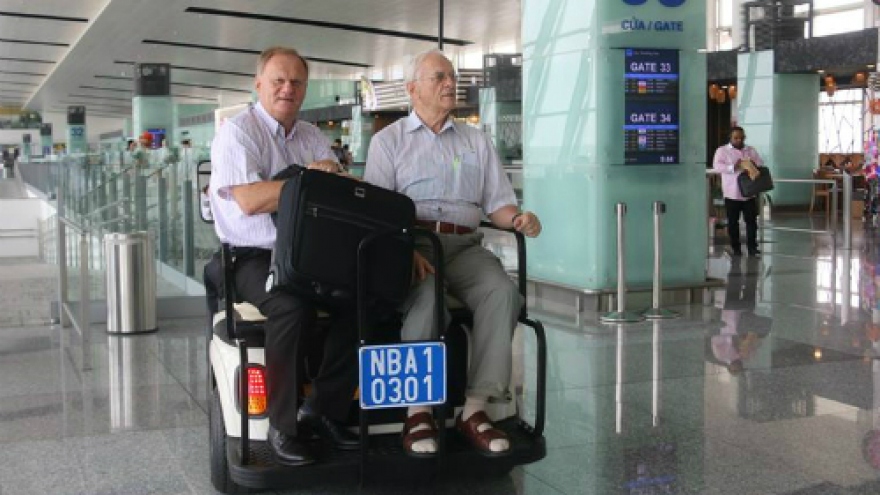 
        Noi Bai unveils free electric bus transport
                              