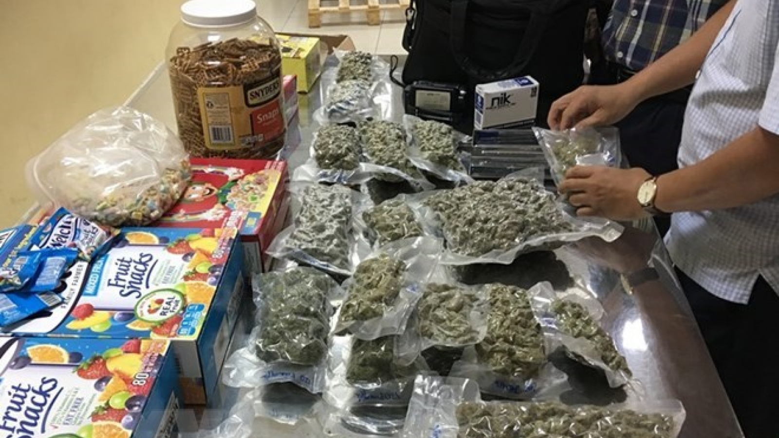 Customs officers uncover 4kg of marijuana at Tan Son Nhat airport