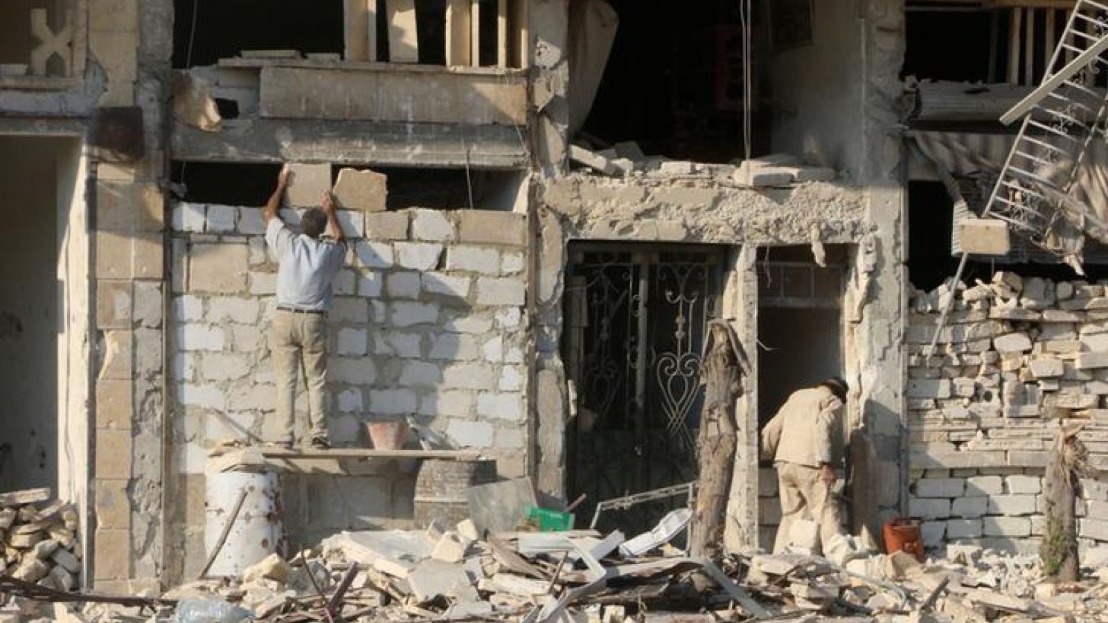 Heavy fighting in Aleppo as Syrian rebels renew their assault: monitor