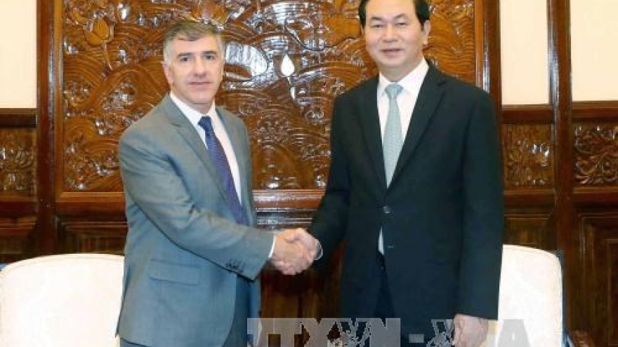 President Tran Dai Quang receives leaving ambassadors