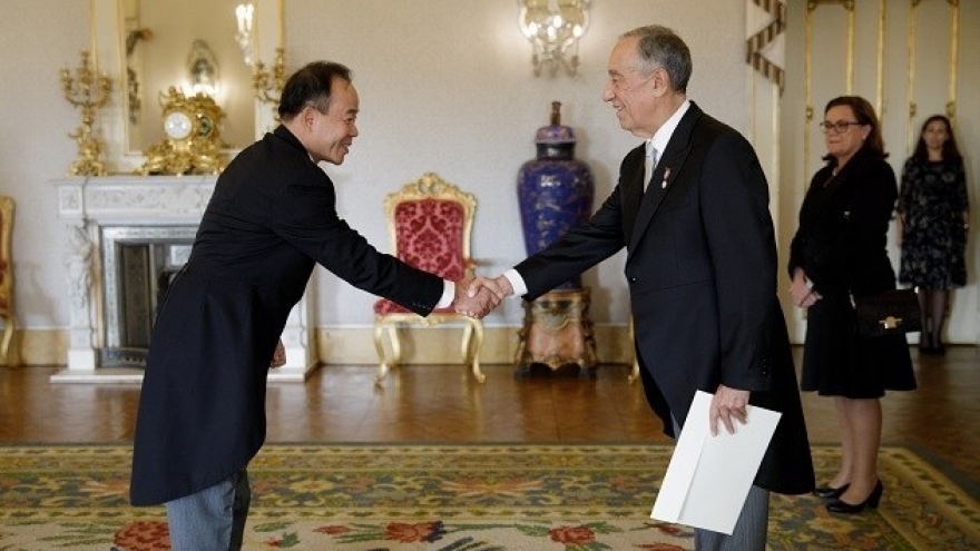 Ambassador presents credentials to Portuguese President