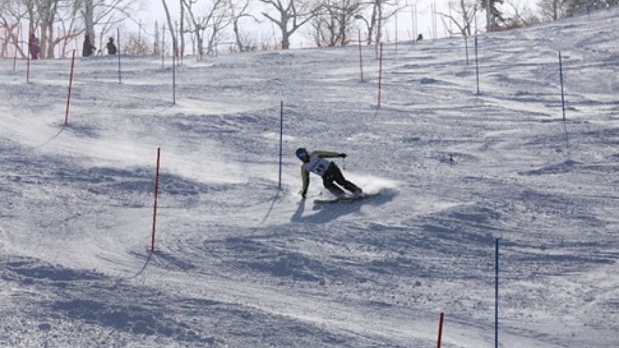 An ranks in top 30 in Alpine Skiing event
