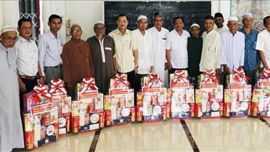 An Giang leaders extend greetings on Cham ethnic group’s Roya Haji festival