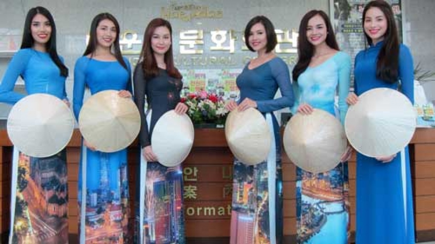 Vietnamese models pose for pictures in Busan