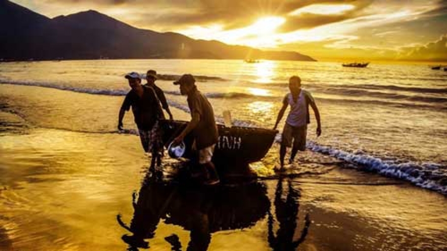 Fishermen of My Khe beach