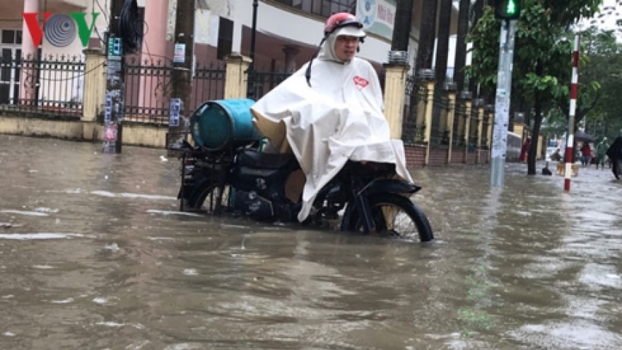 Heavy rains submerge streets across Vinh City 
