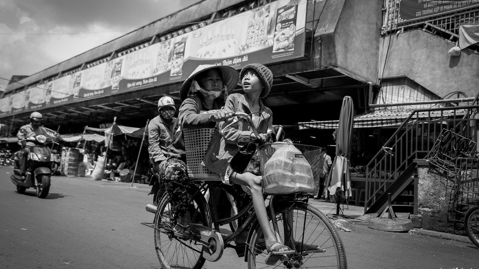 Vietnamese street vendor stands by cancer-stricken adopted daughter