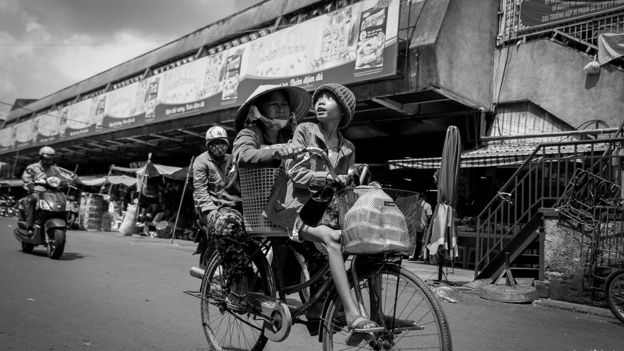 Vietnamese street vendor stands by cancer-stricken adopted daughter