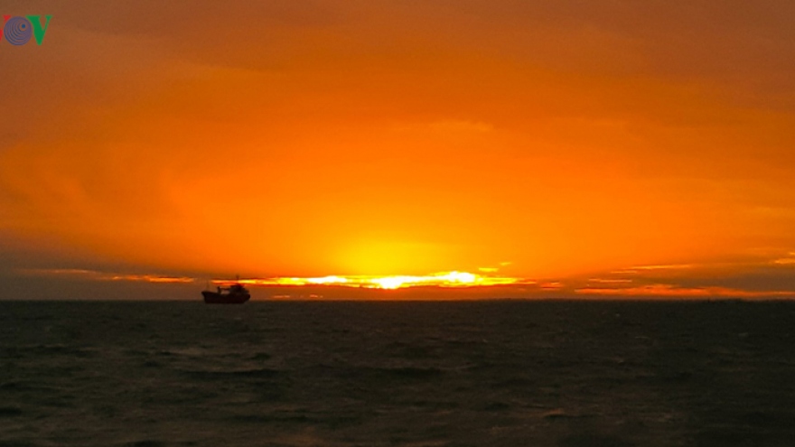 Exploring stunning sunrise of Phu Quy island 