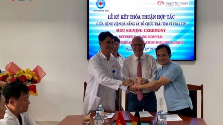 Da Nang Hospital inks training co-operation program with German partners