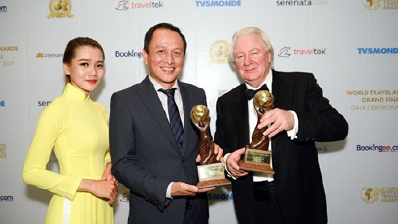 Vietnam Airlines wins two prestigious prizes at World Travel Awards 2017
