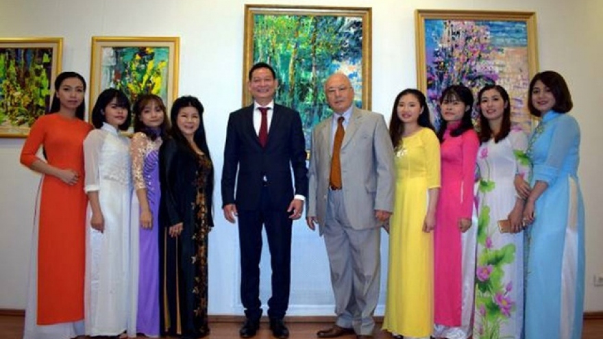 Vietnamese painter opens exhibition in Romania