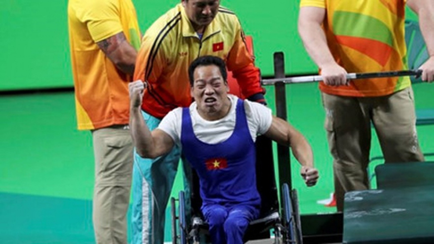 Weightlifter Le Van Cong sets Paralympic record