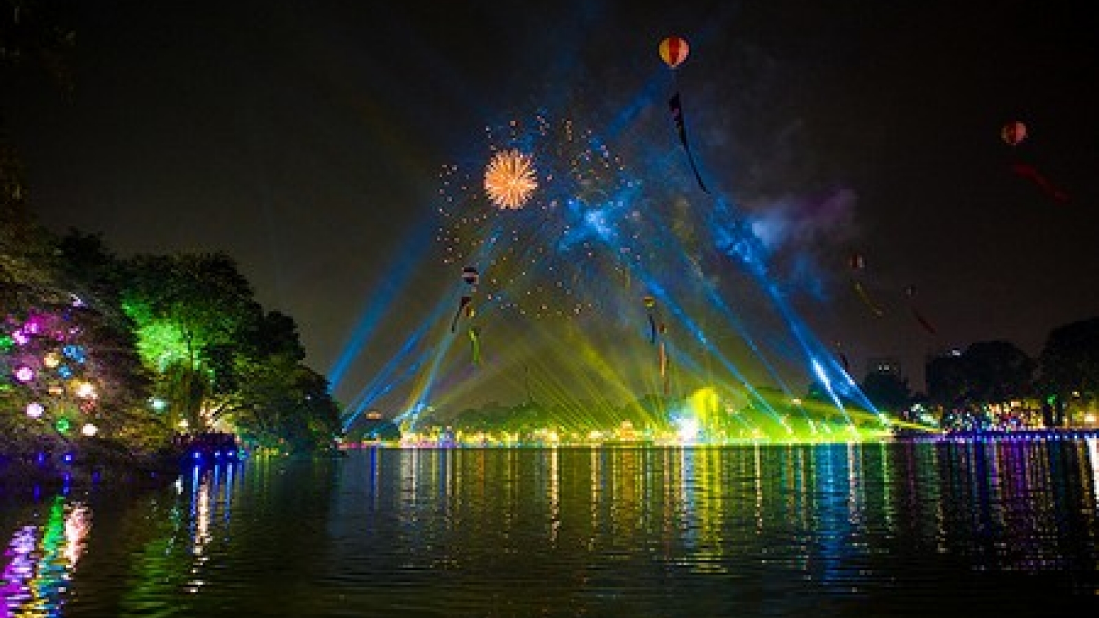 Vietnam cities mark ASEAN 50th anniversary with light show