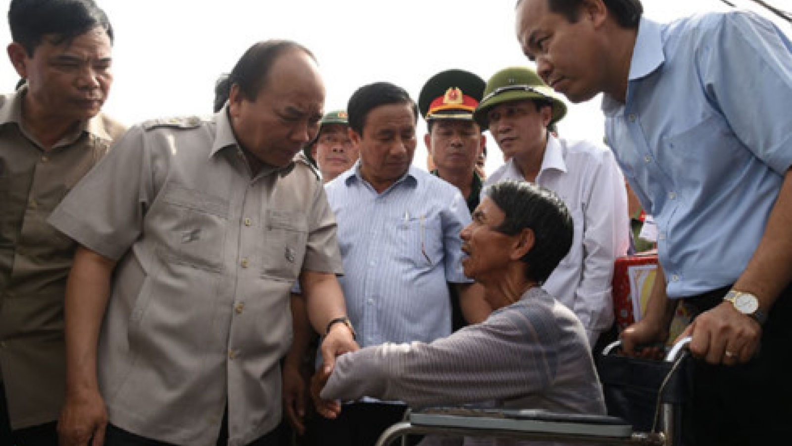 PM surveys typhoon damage, thanks first responders