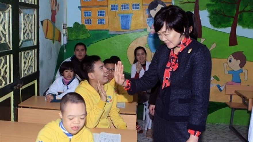 Japan PM’s spouse visits children with disabilities in Vietnam