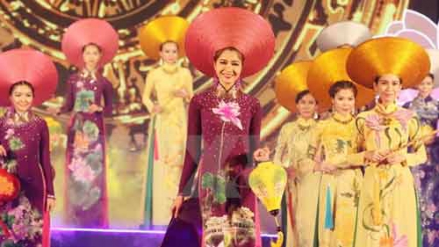 Female ambassadors to go catwalk in Vietnamese ‘ao dai’