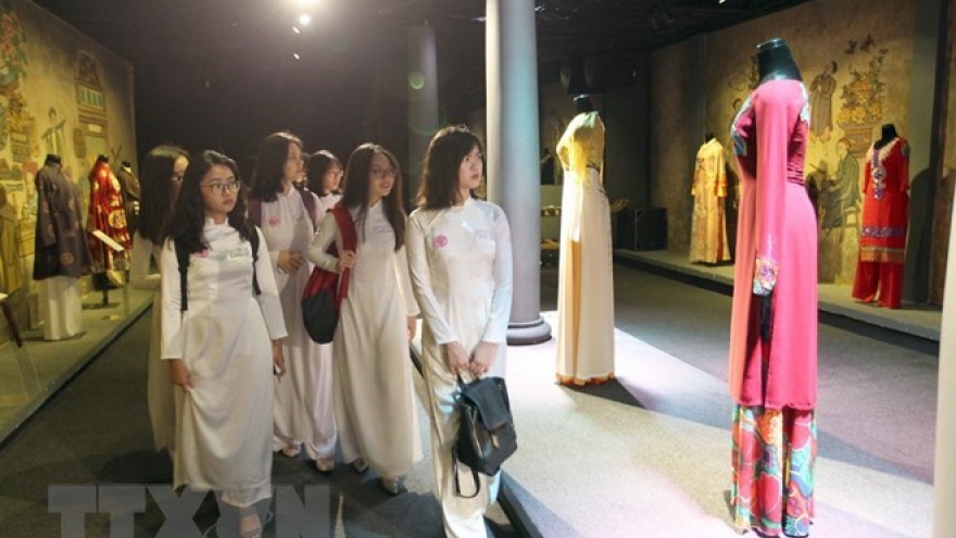 Over 3,000 people in ao dai join mass performance in HCM City