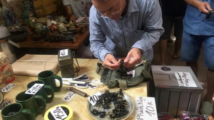  Hanoi flea market: war relics and curious insights