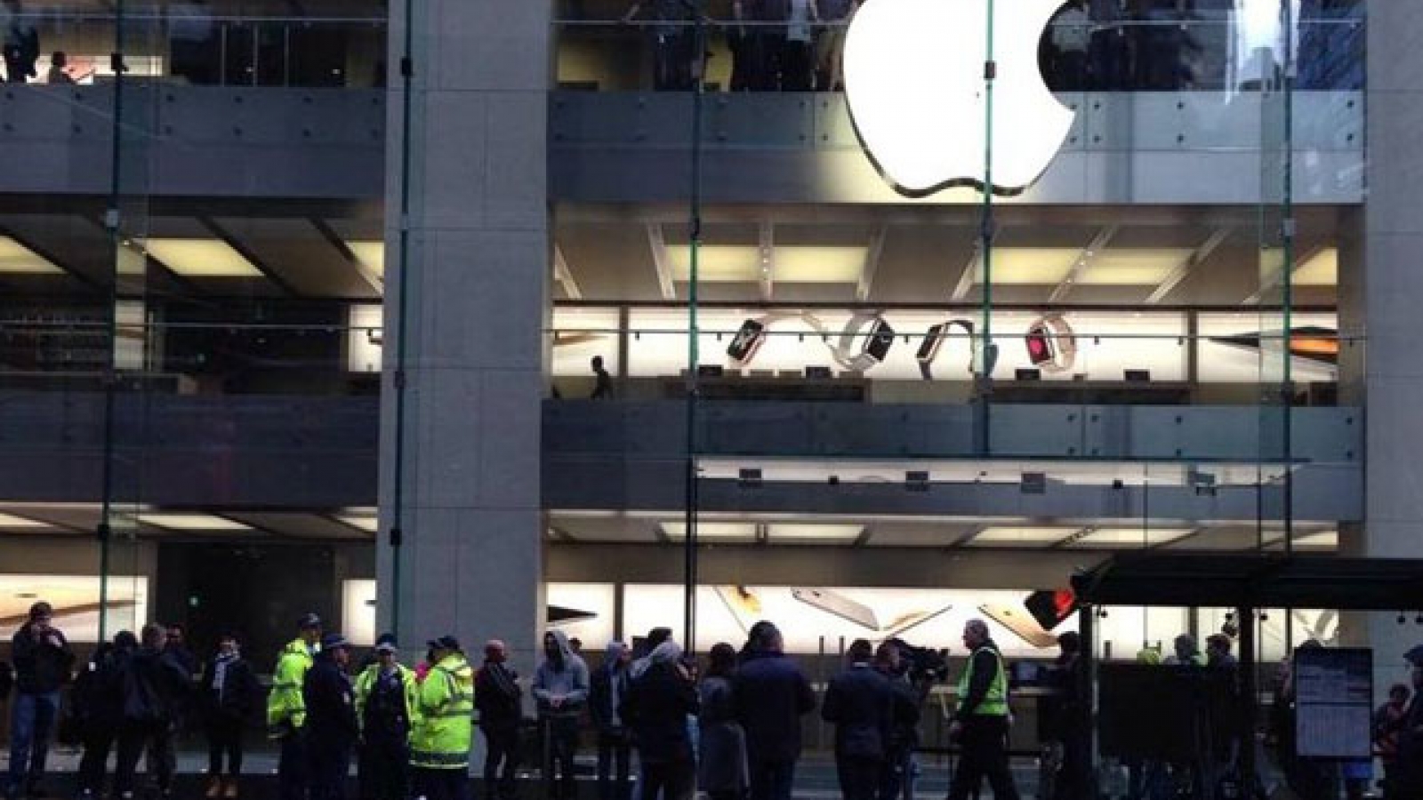 Apple IPhone 6S and 6S Plus frenzy
