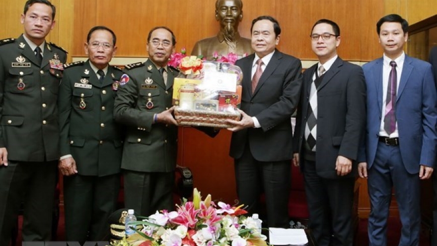 VFF President hosts Cambodian army official