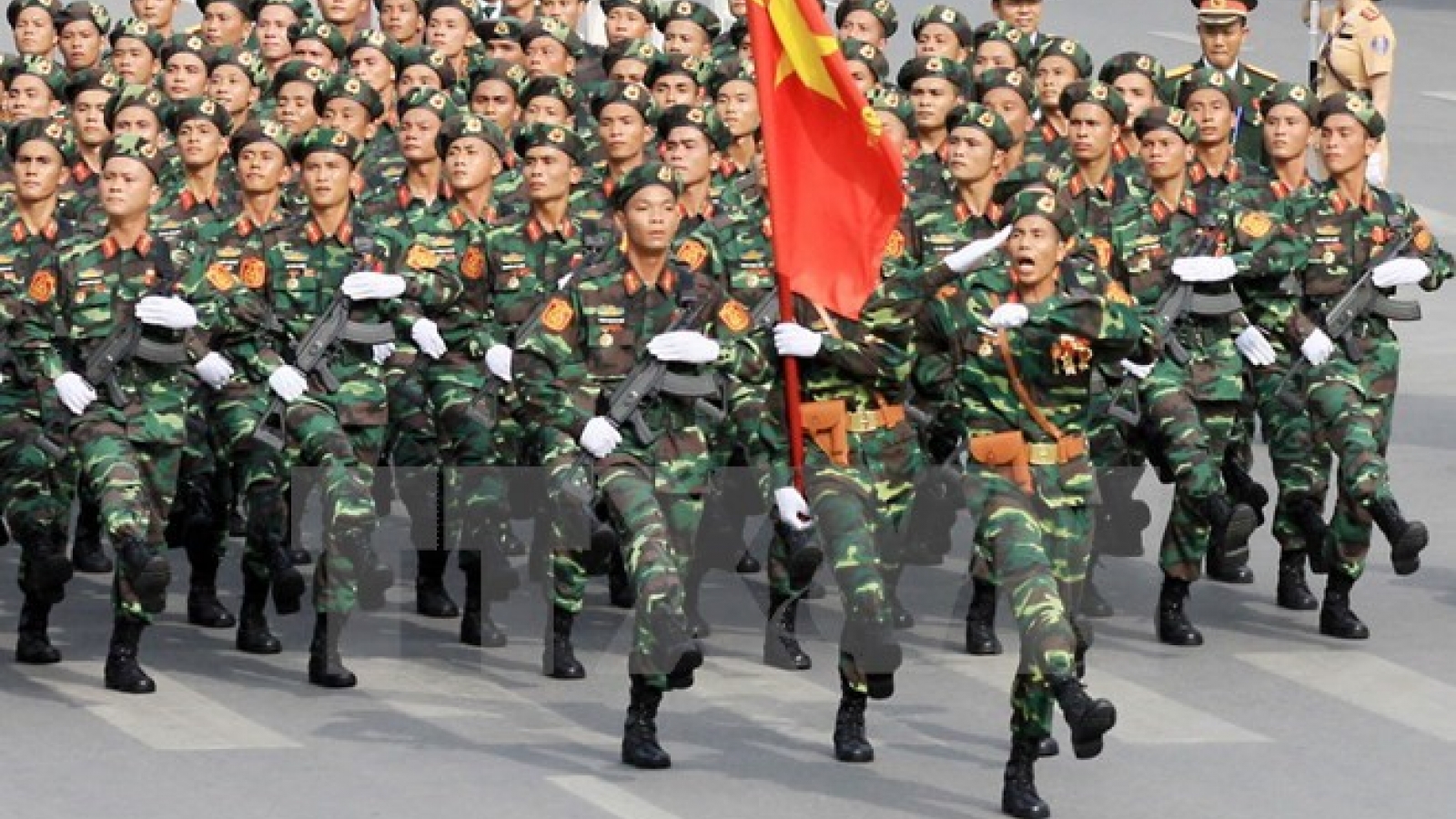 President commends heroic Vietnam People’s Army