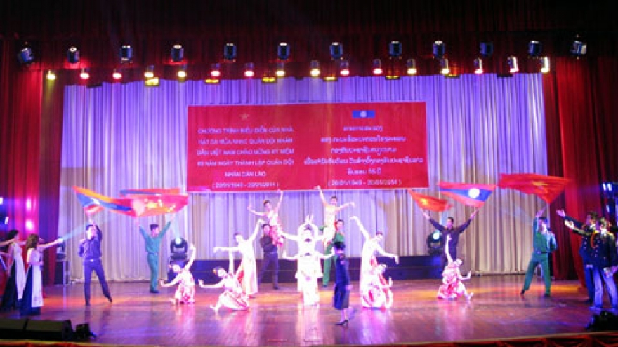 Military artists perform in Laos