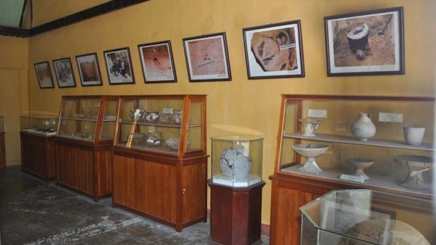 
        Binh Thuan resident donates 230 artifacts to Ninh Thuan Museum
                              
