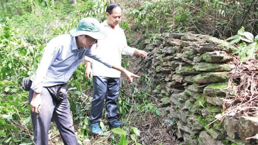 
        Excavation digs up artifacts in ancient temple
                              