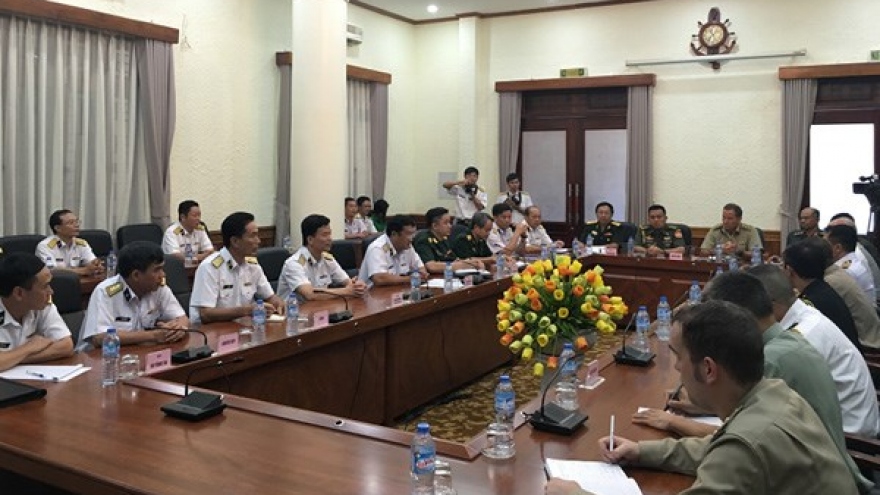 Foreign military attachés tour Vietnam’s naval units